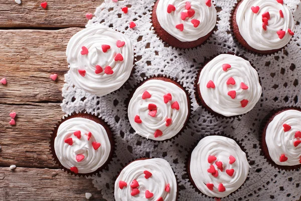 Cupcakes de veludo vermelho decorado com corações close-up. horizontal t — Fotografia de Stock
