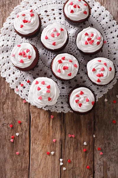 Freshly red velvet cupcakes close-up on the table. vertical top — Stock Photo, Image