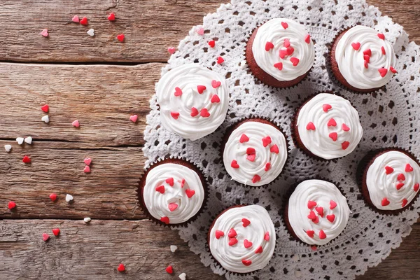 Saborosos cupcakes de veludo vermelho close-up sobre a mesa. Parte superior horizontal — Fotografia de Stock