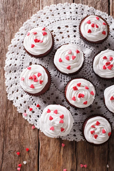 Cupcakes de veludo vermelho decorado com corações close-up. parte superior vertical — Fotografia de Stock