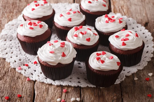 Sabrosos cupcakes de terciopelo rojo de cerca en la mesa. Horizontal — Foto de Stock