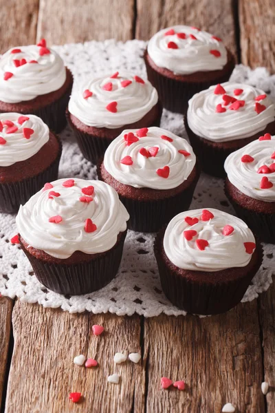 Savoureux cupcakes en velours rouge en gros plan sur la table. Vertical — Photo