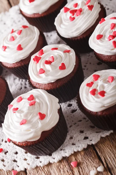 Red velvet cupcakes on a lacy napkin close-up. vertical — Stock Photo, Image