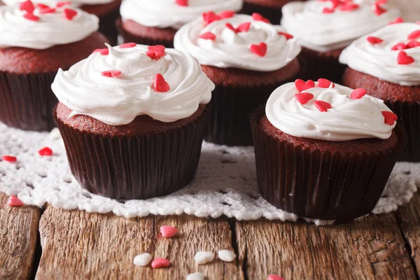 Red velvet cupcakes decorated with hearts close-up. Horizontal — Stock Photo, Image