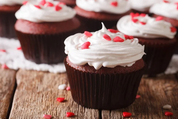 Cupcakes festifs en velours rouge décorés avec des cœurs macro. horizon — Photo