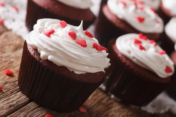 Beaux cupcakes en velours rouge sur une macro de table. Horizontal — Photo