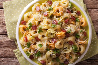 Renkli Tortellini parmesan peynir ve sosis yakın çekim ile. h