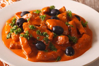 İspanyol yemeği: domuz eti Raxo zeytin yakın çekim ile baharatlı sos. Hor