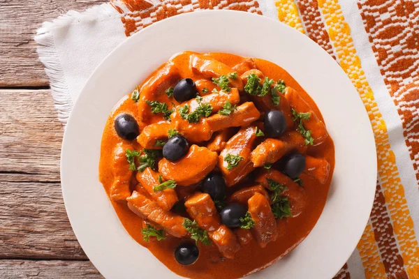 Estofado de cerdo en una salsa picante de vino, tomates y crema con oliv — Foto de Stock