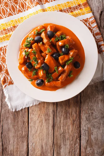 Trozos españoles de cerdo guisados en una salsa picante de vino, tomates — Foto de Stock