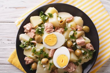 Ton balığı, yumurta, zeytin ile haşlanmış patates sosu closeup ile giyinmiş