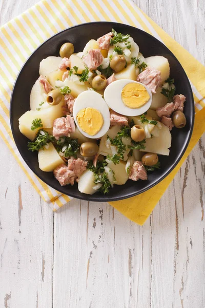 Spanyol saláta Patatas Alinadas, főtt burgonya, tonhal, tojás — Stock Fotó
