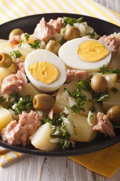 Spanische Küche: Pellkartoffeln mit Thunfisch, Eier, Oliven — Stockfoto