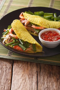 Asya gıda: domuz eti, karides, soğan ve fasulye filizi ile krep bir