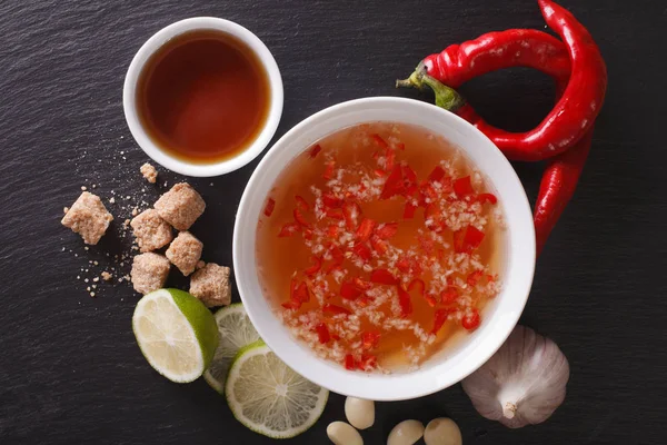 Salsa piccante vietnamita Nuoc Cham con gli ingredienti primo piano. H — Foto Stock