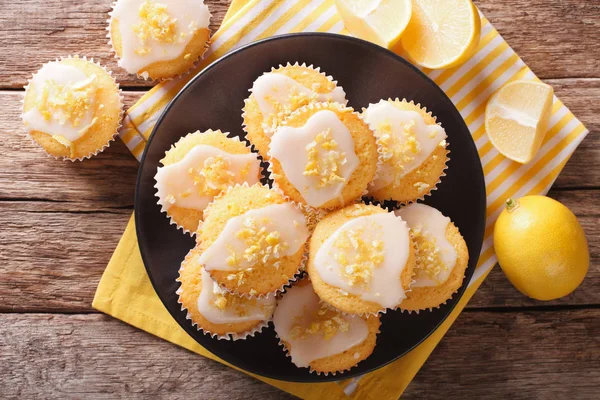 Magdalenas dulces de limón con ralladura y azúcar glaseado de cerca en un plato — Foto de Stock