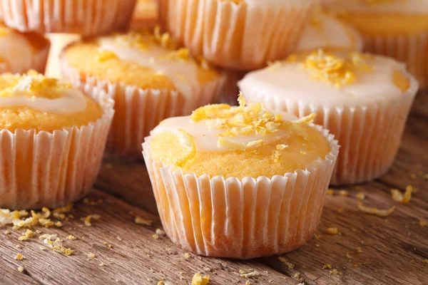 Frisch gebackene Zitronenmuffins mit Zuckerguss-Makro. horizontal — Stockfoto