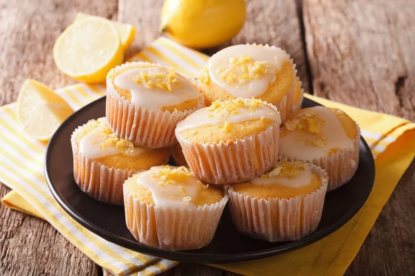 Lezzet ve krema şeker yakın çekim bir plat ile tatlı limonlu kek — Stok fotoğraf