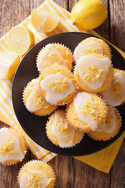 Sarapan muffin dengan lemon zest dan icing closeup di piring . — Stok Foto