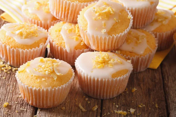 Lemon muffin dengan icing ditaburi dengan semangat close-up. horizon onta — Stok Foto