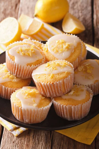 Limon kabuğu ve krema şeker yakın bir plaka üzerinde çekim ile kek. ver — Stok fotoğraf