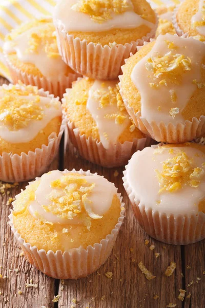 Muffin lemon mengkilap ditaburi dengan semangat close-up. vertikal — Stok Foto