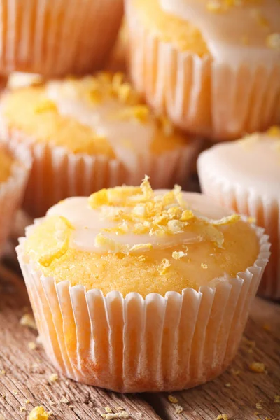 Freshly baked lemon muffins with frosting macro. Vertical — Stock Photo, Image