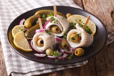 Lezzetli rollmops dolma zeytin, soğan, turşu ve limon kapat-u