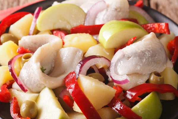 Insalata di aringhe con patate, mela, cipolla, pepe e olive mac — Foto Stock