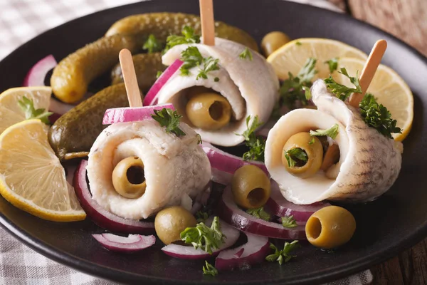 Rollmops sill med oliver, lök, saltgurka och citron närbild — Stockfoto