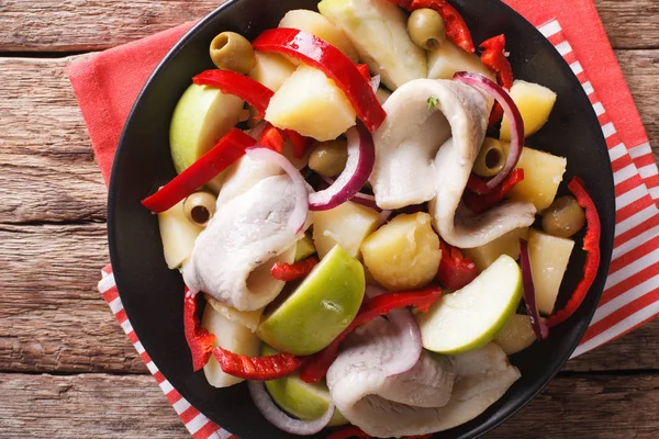 Sill sallad med grönsaker närbild på en tallrik på bordet. — Stockfoto