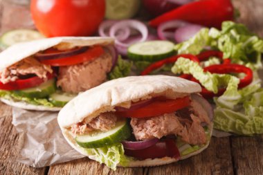 Lezzetli pide ton balığı, salatalık, nappa lahana, soğan ve domates ile
