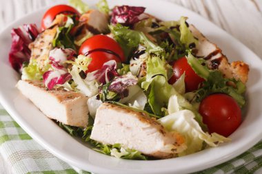 Karışık salata ve domates yakın çekim ile ızgara tavuk dilimlenmiş. H