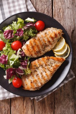 Izgara tavuk göğsü salatası, hindiba, domates ve lettu ile