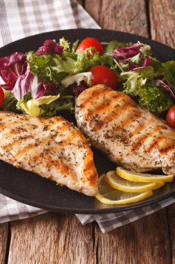 karışık salata, hindiba, domates ve l ile kavrulmuş tavuk göğsü