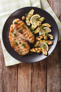 Izgara tavuk göğsü ile avokado, limon ve zeytin yakın çekim. V