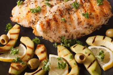 Avokado, limon ve zeytin makro ile ızgara tavuk göğsü. Hori
