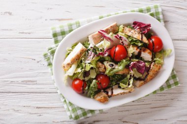 Izgara tavuk, domates ve otlar balsamik ile lezzetli salata