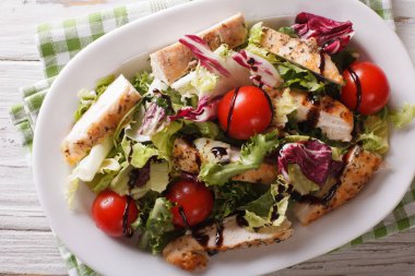 Taze tavuk salatası, domates ve balsamik sos clos bitkilerle