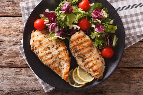 Peito de frango grelhado com salada de chicória, tomate e alface — Fotografia de Stock