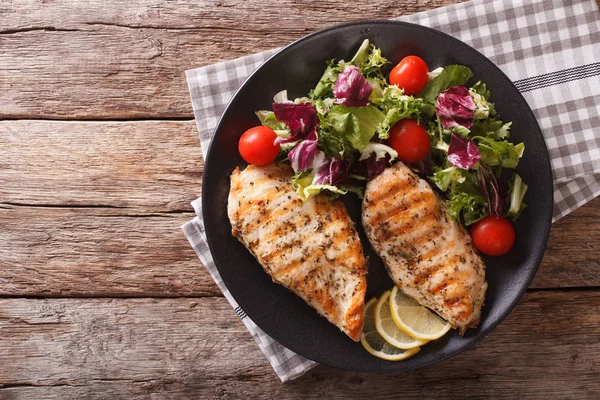 Karışık salata, hindiba, domates ve l ile kavrulmuş tavuk göğsü — Stok fotoğraf