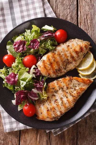 Grilled chicken breast with mixed salad close-up. Vertical top v — Stock Photo, Image