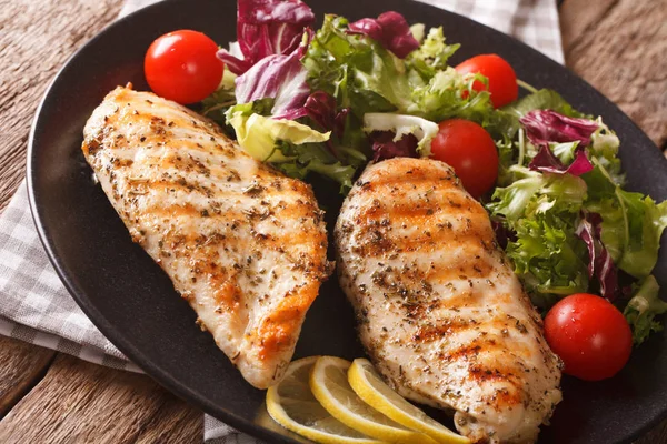 Здоровое питание: жареная курица и салат из цикория, помидоры — стоковое фото