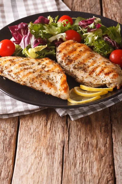 Comida saudável: frango grelhado e salada de mistura de chicória, tomates — Fotografia de Stock