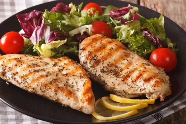 Peito de frango grelhado com salada de chicória, tomates, repolho — Fotografia de Stock