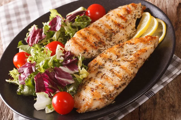Grilled chicken breast with mixed salad close-up. horizontal — Stock Photo, Image