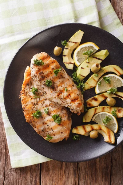 다이어트 음식: 아보카도, 레몬, 올리브와 구운된 닭 가슴살 — 스톡 사진