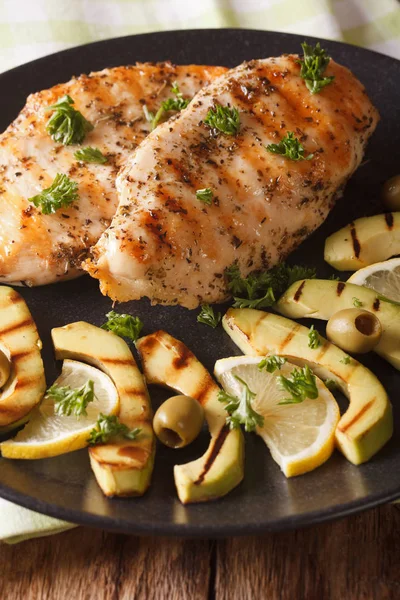 Alimenti dietetici: Petto di pollo alla griglia con avocado, limone e oliva — Foto Stock