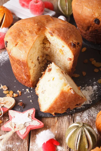 Vánoční panettone chléb se sušeným ovocem a slavnostní dekora — Stock fotografie