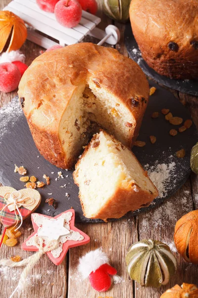 Chléb domácí panettone s sušeného ovoce a vánoční dekora — Stock fotografie